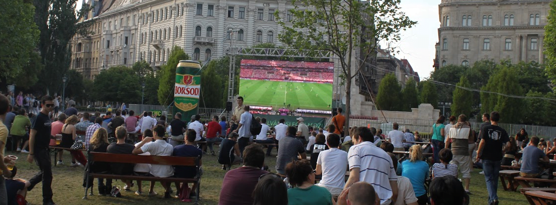 Menschen, die Fußball während der Live-Vorführung im Szabadság tér in Budapest sehen
