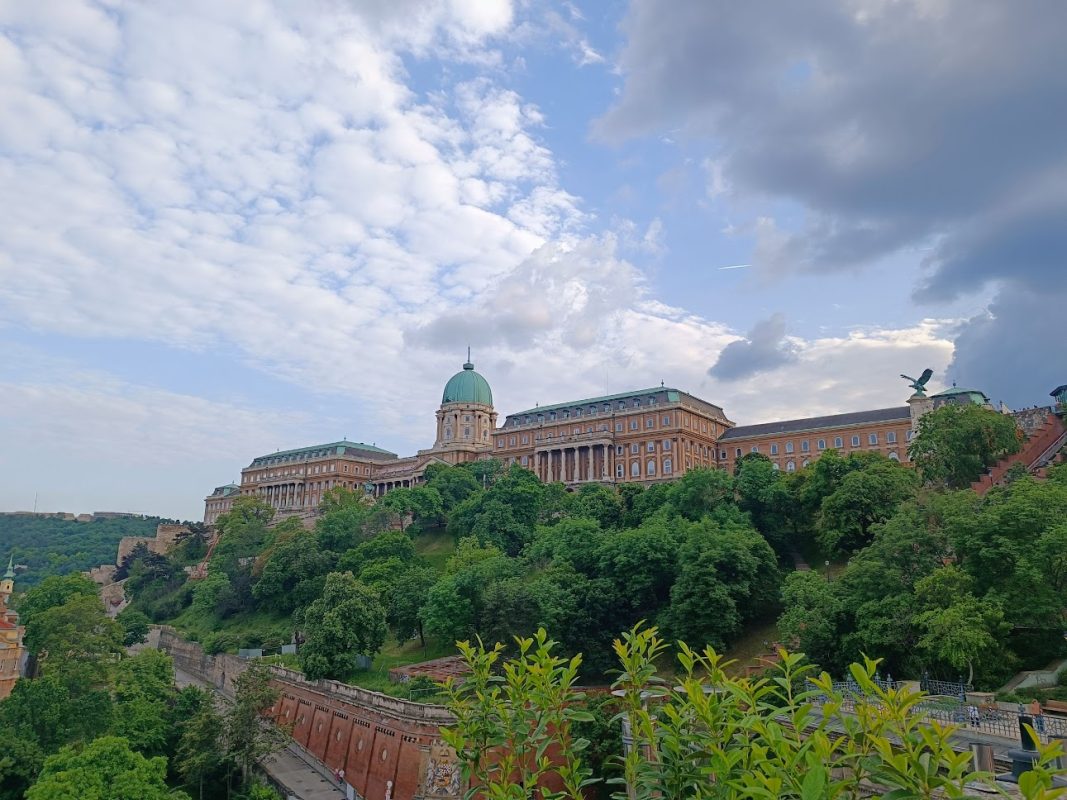 Die Budaer Burg von der Leo Rooftop Bar aus gesehen