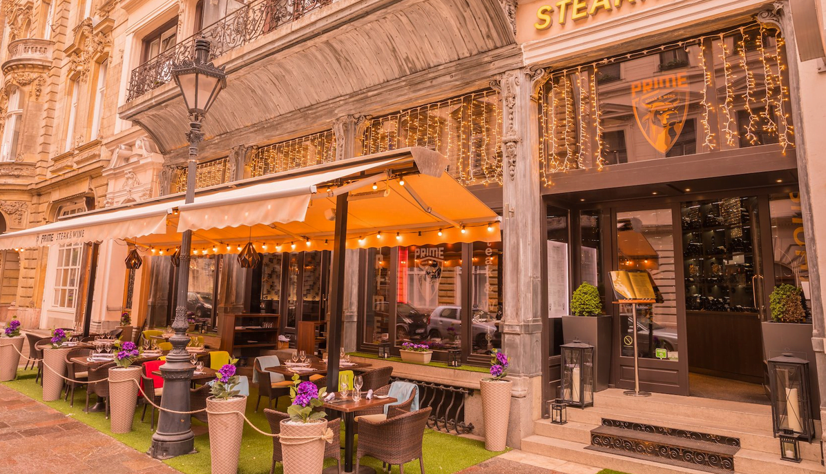 Es ist möglich, köstliche Steaks im Freien im Prime Steakhouse in Budapest zu essen.