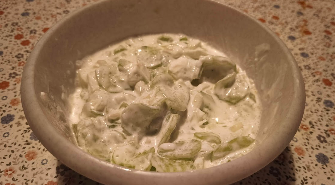 Come preparare l’insalata di cetrioli con panna acida che hai amato a Budapest?